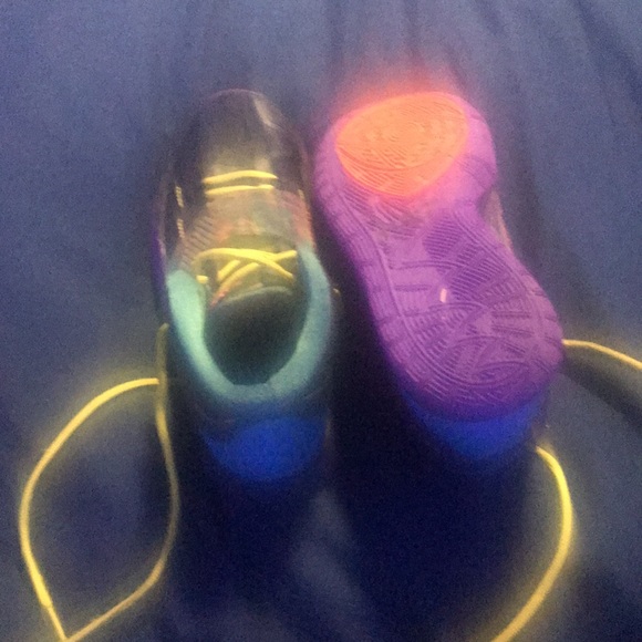 Kyrie 6 Chinese New Year size 7 barely used - Picture 2 of 2